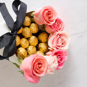 Bouquet de chocolats et de roses